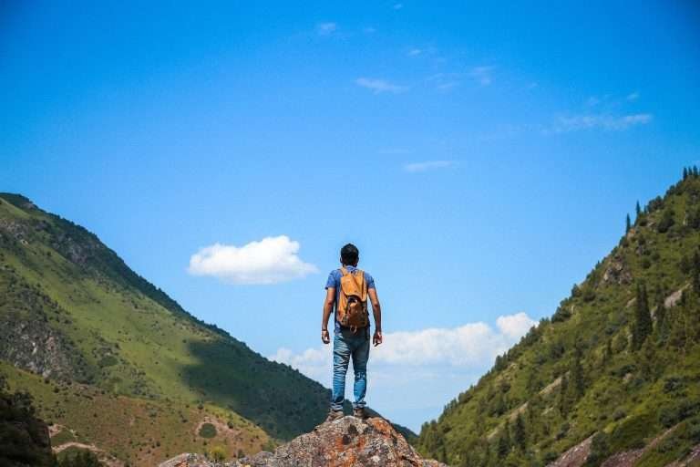 Trekking Urbano. A Ragusa il 31 ottobre man on top of mountain